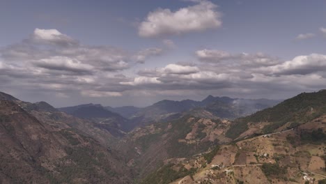 Luftaufnahme-Einer-Landschaft-In-Puebla-Mit-Wolken-Und-Bergen