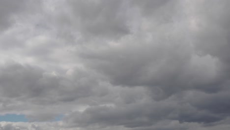 nubes moviéndose rápido en un día lluvioso