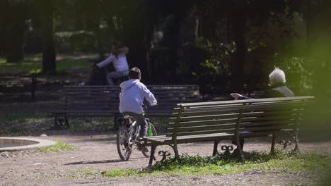 Kind-Fährt-Fahrrad-In-Rom