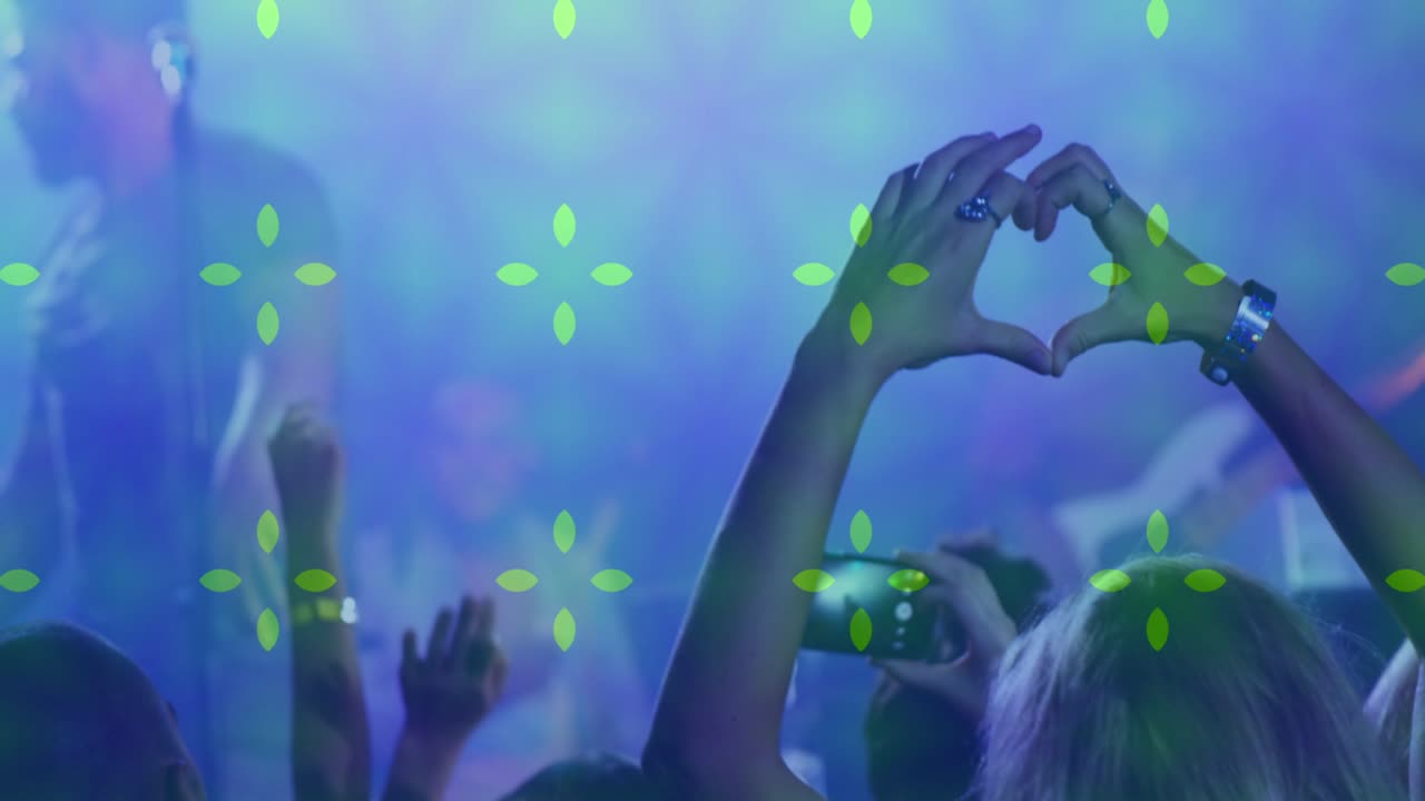 Publikum danser til koncert mod hypnotisk bevægelsesbaggrund