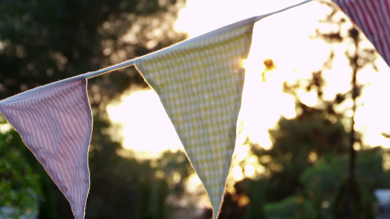 secuencia en cámara lenta de bandas coloridas colgando en el jardín
