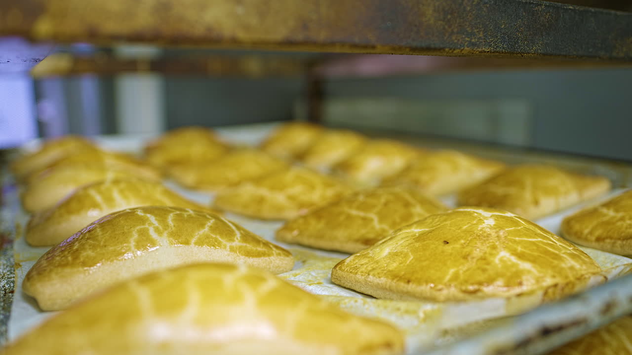 tentaciones sabrosas: primer plano de empanadas en una panadería latinoamericana