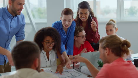 Kreative-Menschen-Arbeiten-Im-Blaupausenbüro.-Unternehmer-Beenden-Ihre-Arbeit-Drinnen.