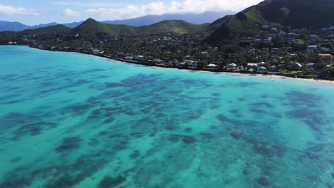 Antena-Dando-Vueltas-Sobre-Las-Aguas-Turquesas-De-La-Playa-De-Lanikai-En-La-Isla-De-Oahu,-Hawaii