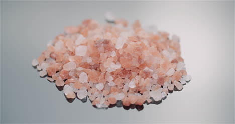 Himalayan-Salt-Rotating-On-Table-2