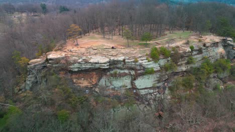 Flyback-Enthüllung-Aus-Der-Luft-Von-Mount-Pleasant-Rock-Cliff,-Lancaster,-Ohio