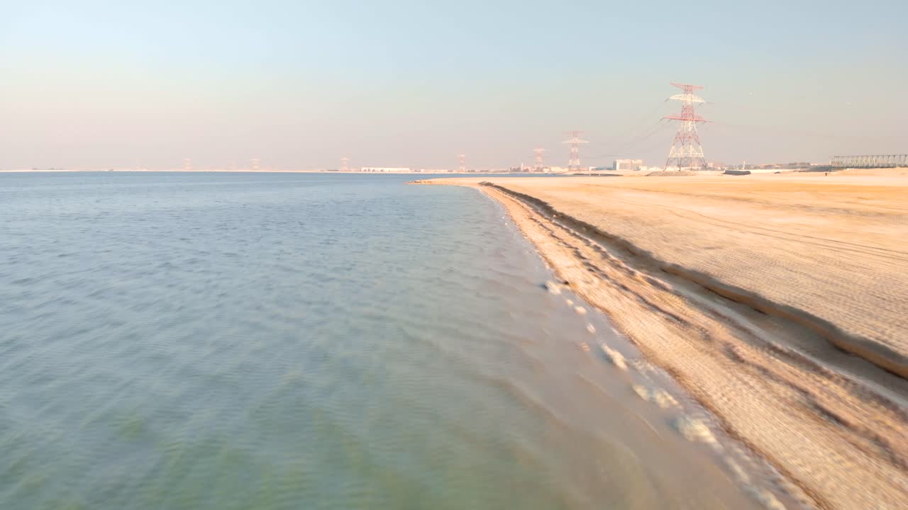황량한 사막 해변, uae 따라 빠른 낮은 비행 무인 항공기 보기