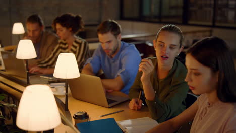 Empresaria-Usando-Laptop-En-La-Oficina.-Personas-Trabajando-Juntas-En-Coworking.