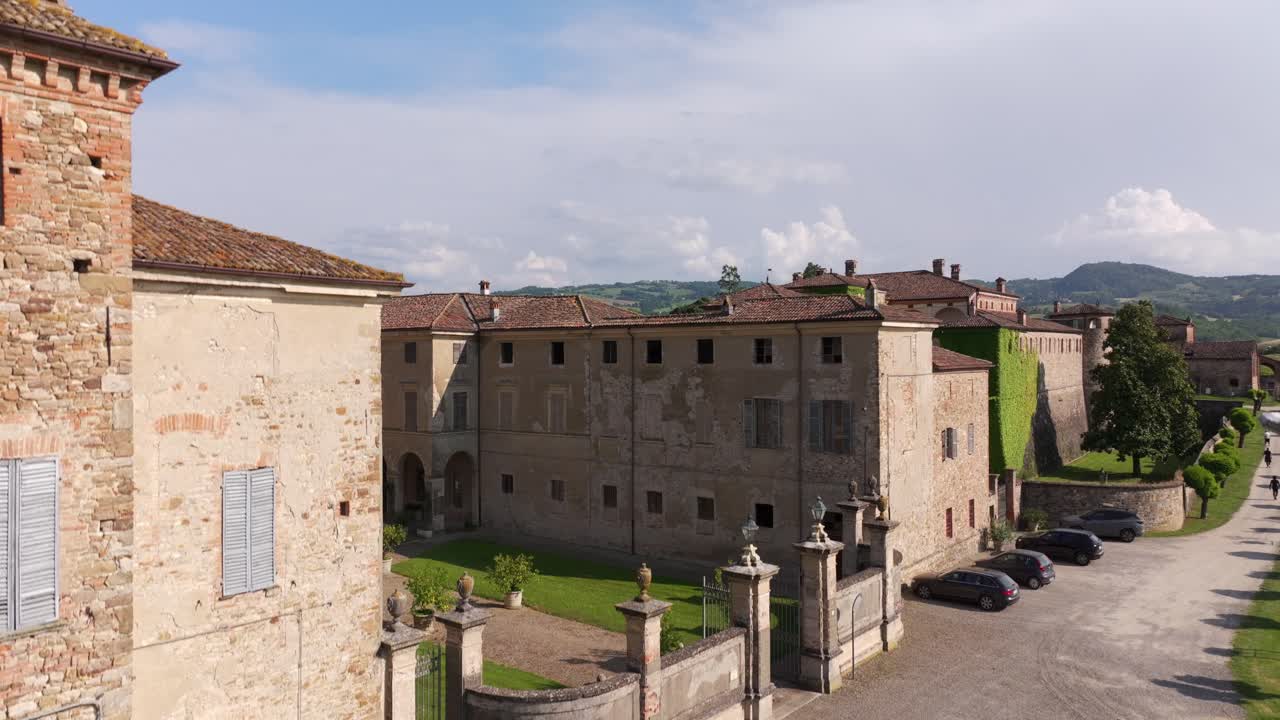 Punto di vista ascendente del drone del Castello di Agazzano in Italia