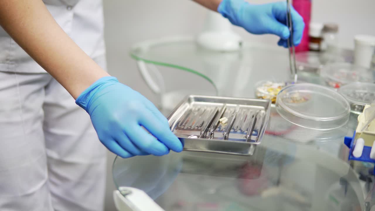 el dentista recoge los instrumentos de la mesa de instrumentos. dientes sanos