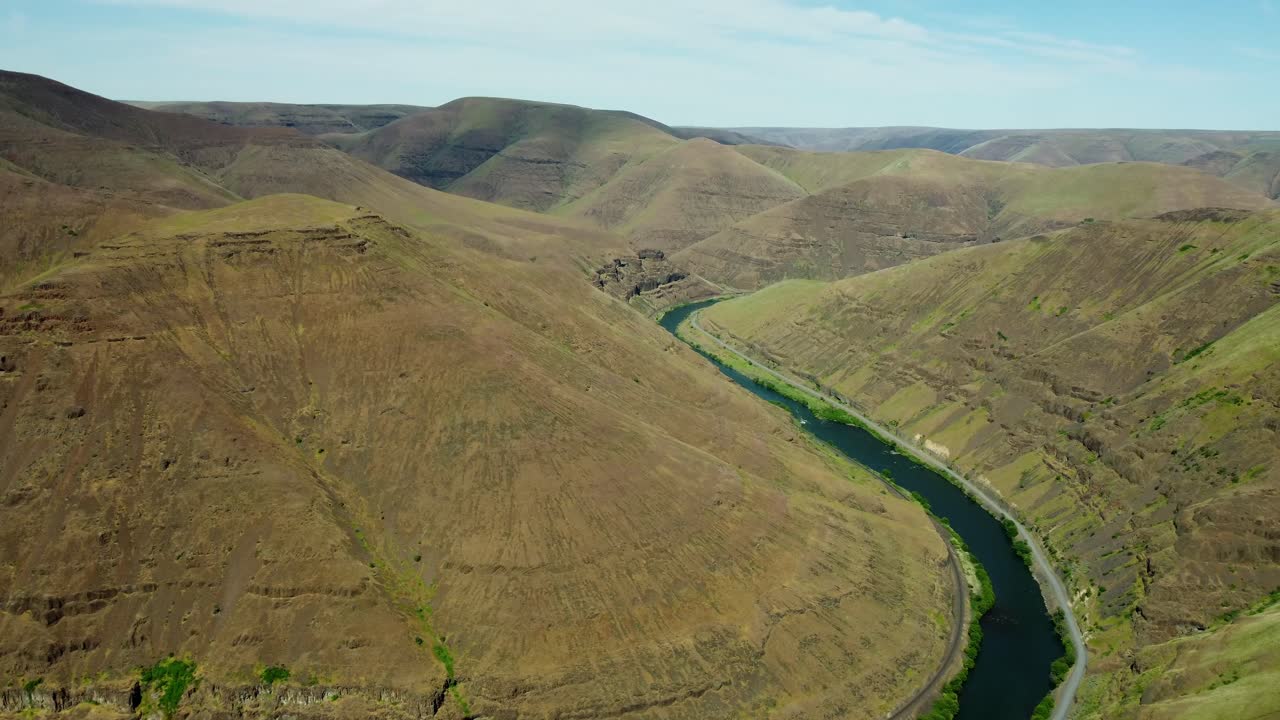 US, Oregon, Maupin, Deschutes River, 2025-05-08 - Drone view of the Deschutes River in north central Oregon in spring time with green high desert fields