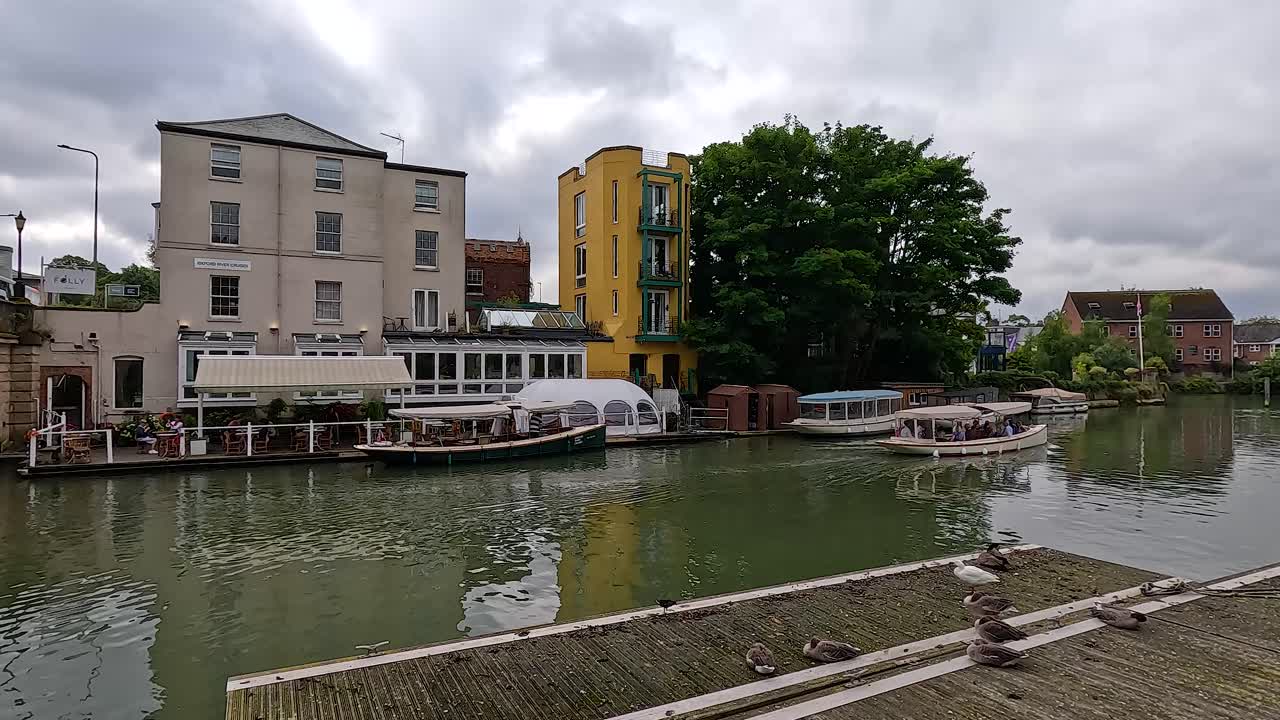 강을 따라 건물 에 정박한 배