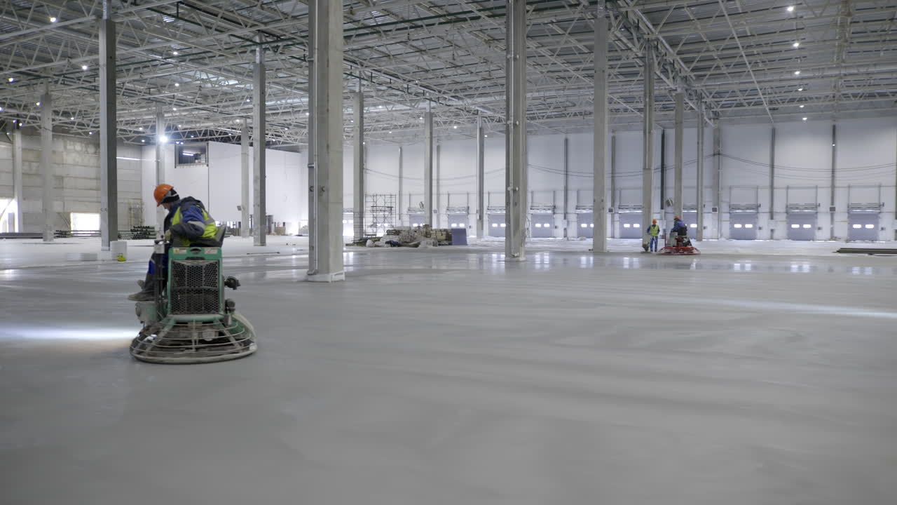 suelo de hormigón vertido en un almacén