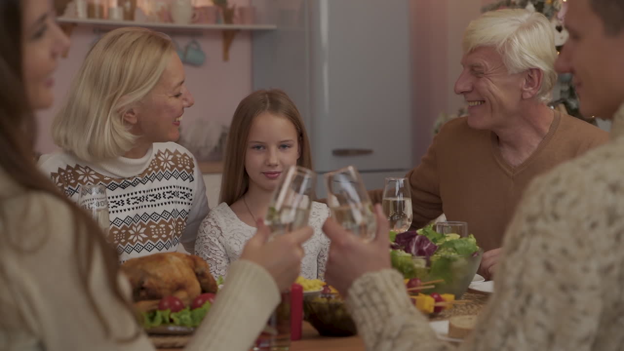 familia feliz juntos celebrando la cena de navidad en casa