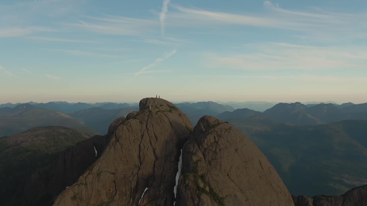 hermosa vista aérea del paisaje montañoso canadiense durante una vibrante puesta de sol de verano