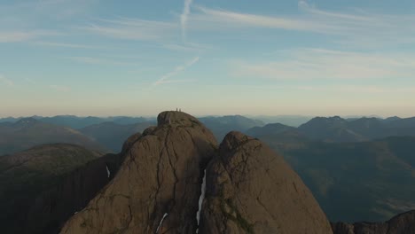 Hermosa-Vista-Aérea-Del-Paisaje-Montañoso-Canadiense-Durante-Una-Vibrante-Puesta-De-Sol-De-Verano