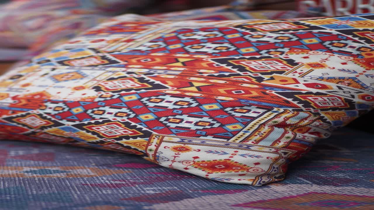 almohadas de boho coloridas con patrones geométricos