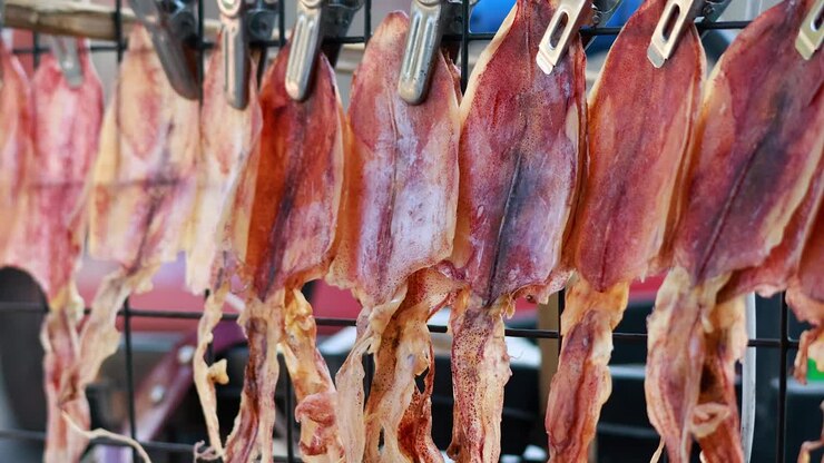 Calamari essiccati appesi a una bancarella di cibo da strada