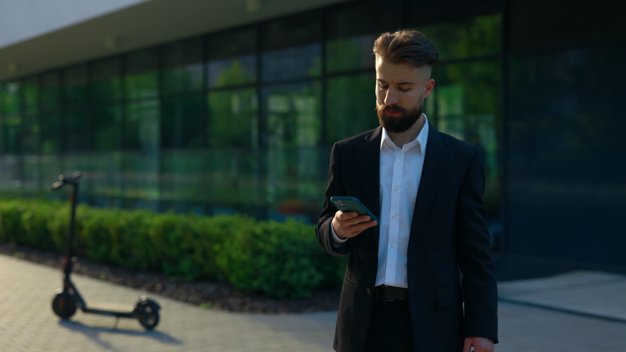 Forretningsmand bruger smartphone udendørs