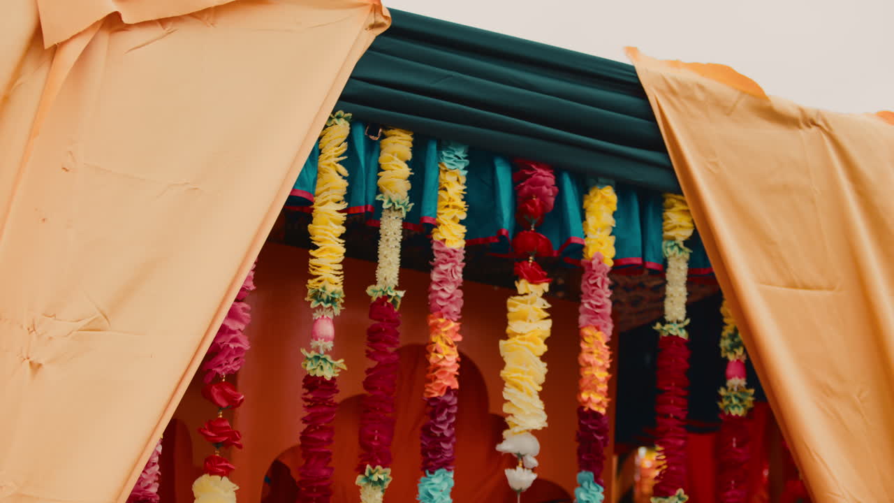 Intialainen Vaisakhi-paraati kirtan-vaunuineen