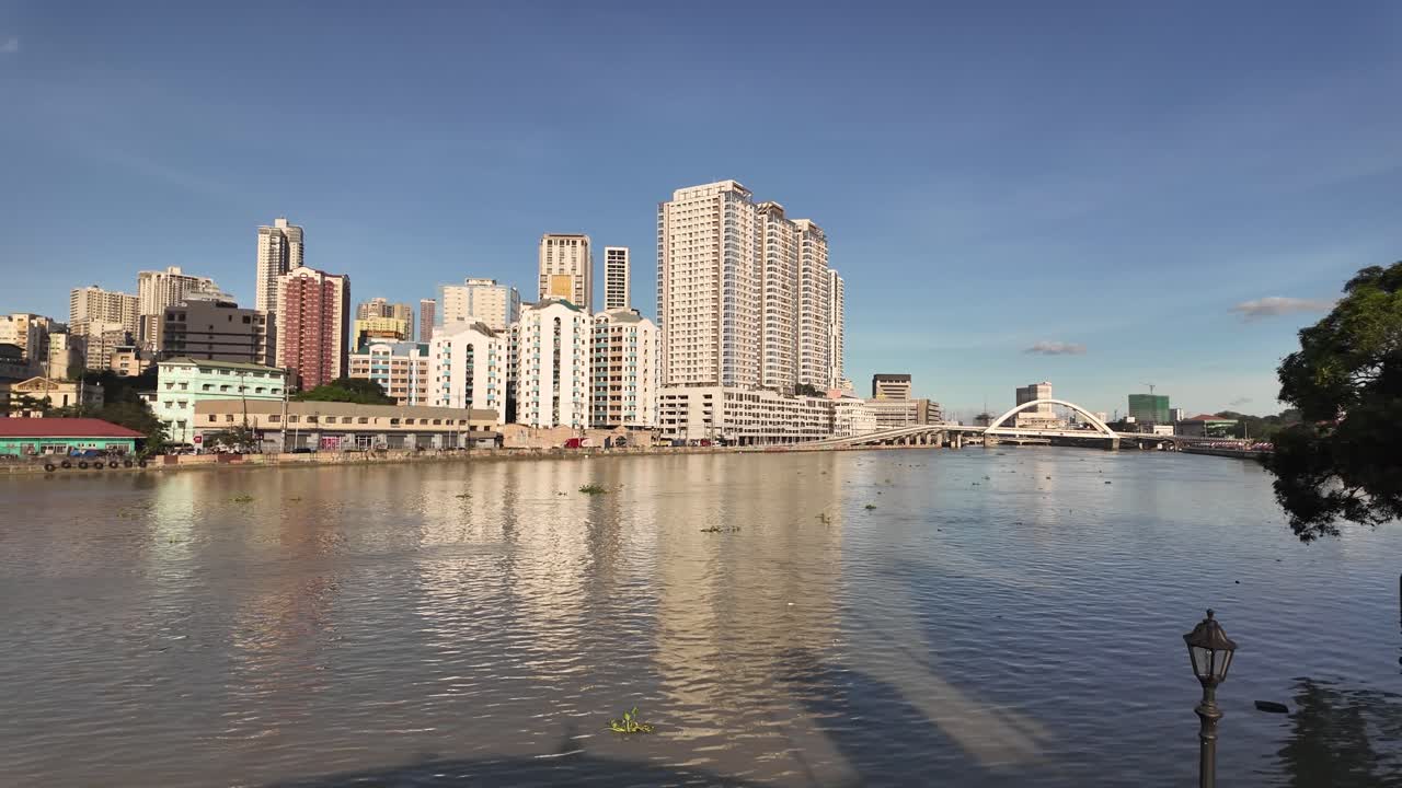 Sông Pasig ở Metro Manila, Philippines, với đường chân trời đô thị của thành phố Đông Nam Á vào ban ngày.