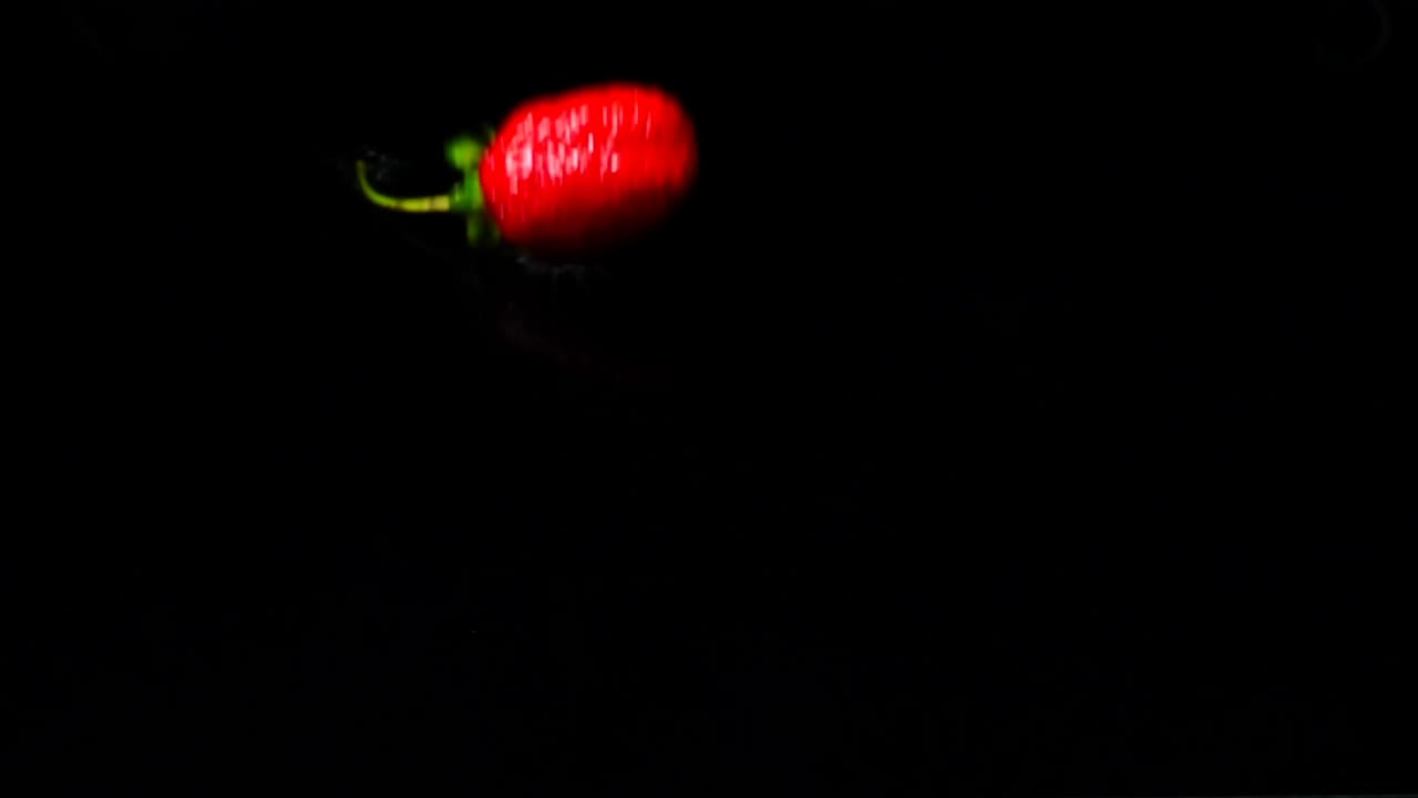 Queda de morango. Em câmera lenta.
