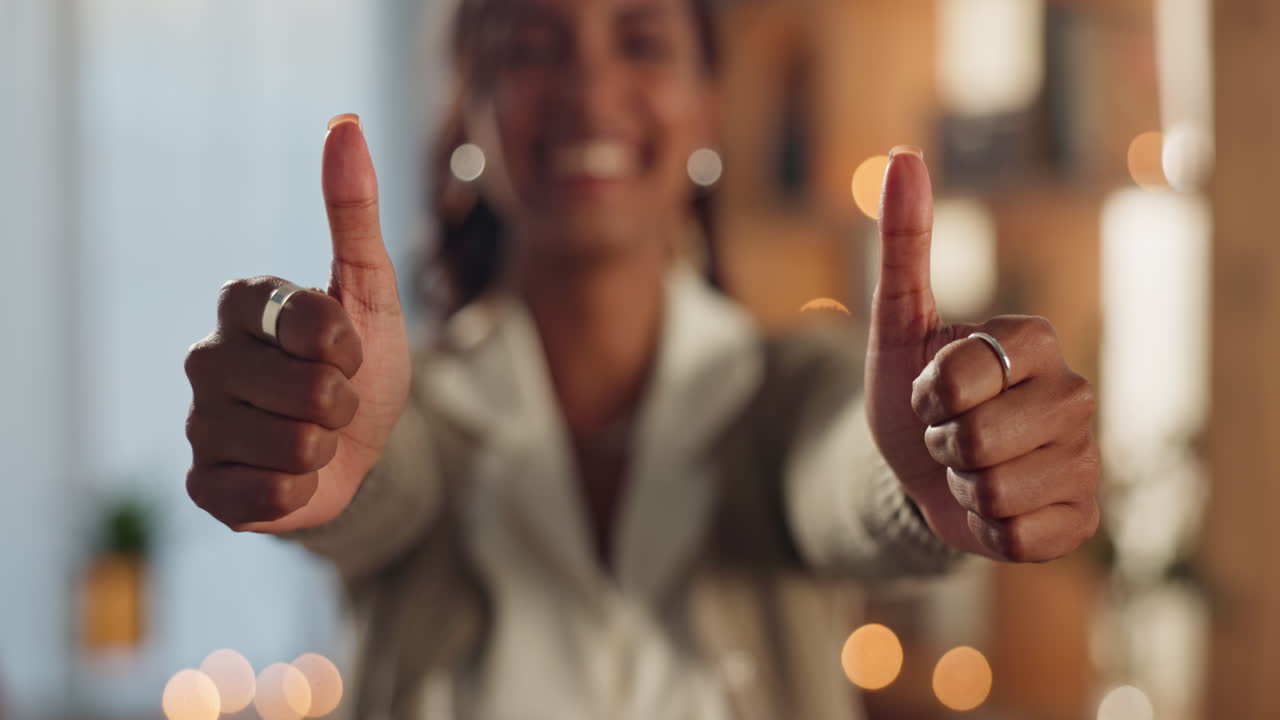 mujer dando pulgares hacia arriba