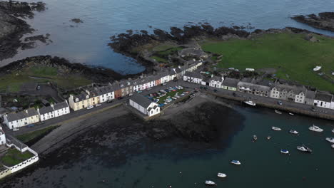 Ein-Blick-Auf-Das-Kleine-Schottische-Dorf-Isle-Of-Whithorn-In-Dumfries-Und-Galloway-Mit-Kleinen-Booten,-Die-Im-Hafen-Vor-Anker-Liegen