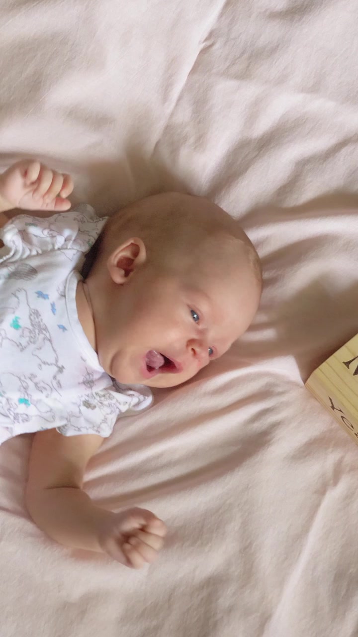 Un bambino di due mesi sdraiato su un letto