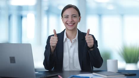 Feliz-Mujer-De-Negocios-India-Haciendo-Thumbs-Up