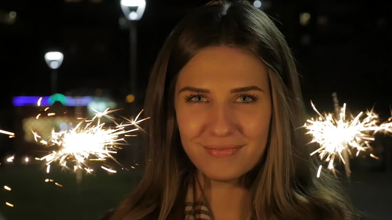 mulher com faíscas à noite.