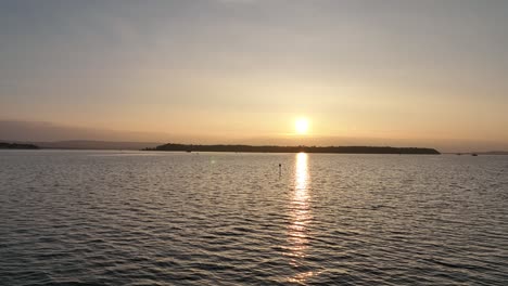 Bournemouth,-Großbritannien---Mit-Einem-Vorbeifahrenden-Boot,-Das-Im-Sonnenuntergang-Silhouettiert-Wird,-Auf-Den-Ozean-Hinausfliegen