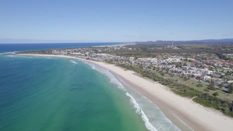 Vista-Panorámica-Sobre-La-Ciudad-Costera-De-Kingscliff-En-La-Región-De-Los-Ríos-Del-Norte-De-Nueva-Gales-Del-Sur,-Australia---Drone