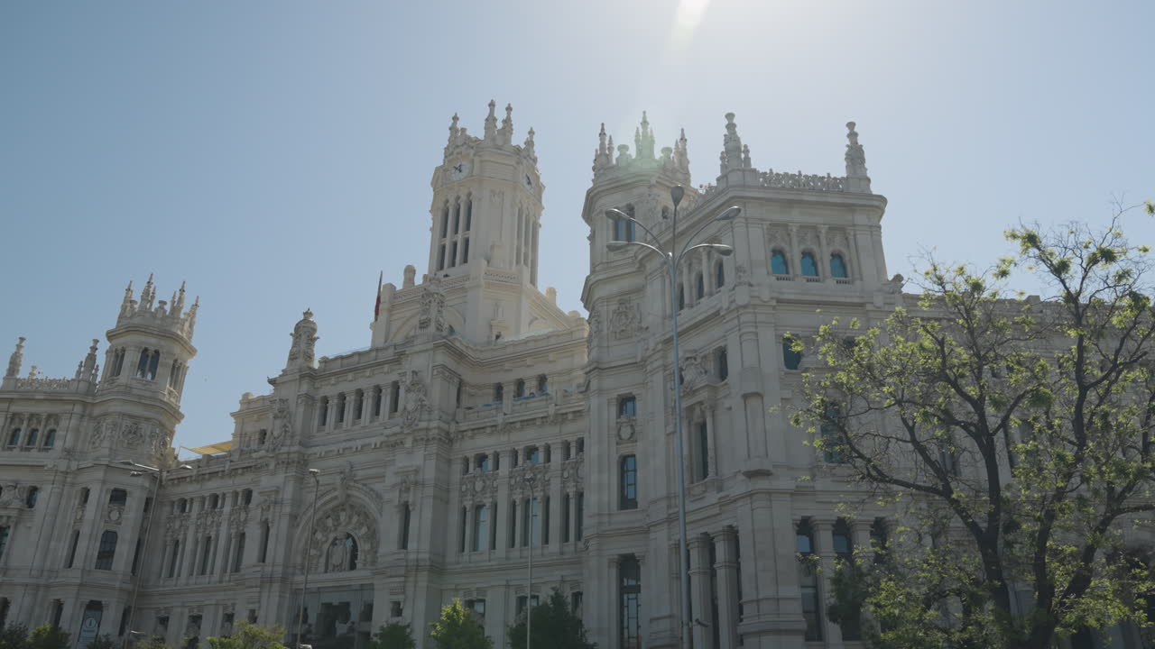 Maestoso Palazzo delle Comunicazioni a Madrid in una giornata calda e soleggiata