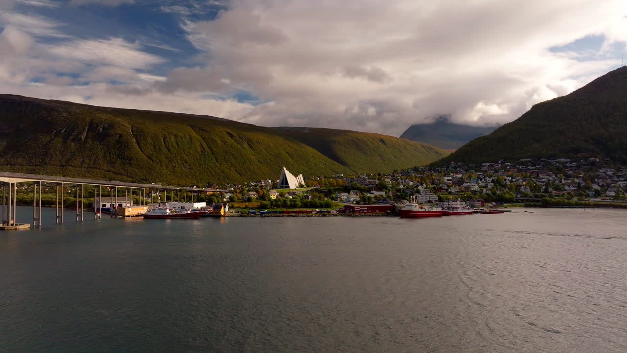 Stadslandskap i Tromsø, cantilever-brokorsningar, urbant vattenområde