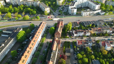 Disparo-De-Drones-En-El-Casco-Antiguo-Y-Edificios-Modernos-Divididos-Con-Carretera-En-Gdansk,-Polonia