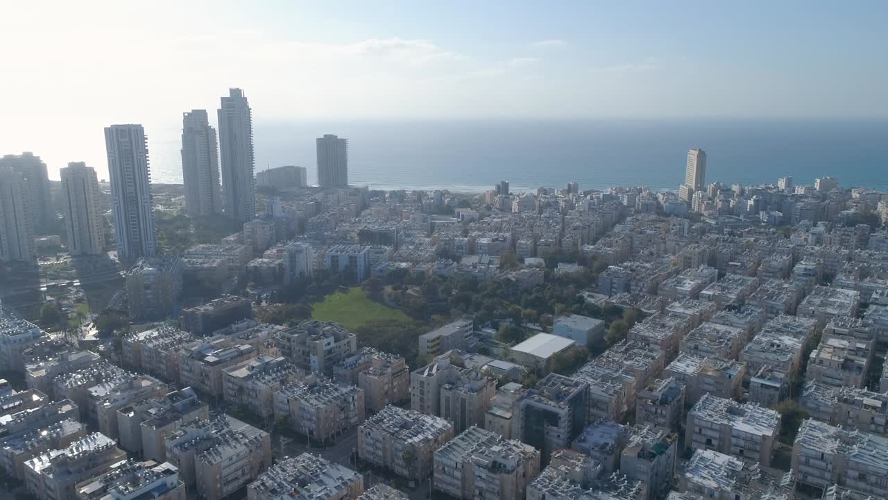 지중해 연안의 해안 도시인 바트 야마의 공중 풍경, 파노라마 스카이 라인 및 도시 해경, 이스라엘, 주거 도시 전망, 중동 건물 및 거리, 지평선에 집을 습니다.