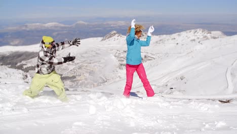 Pareja-Joven-Divirtiéndose-Jugando-En-La-Nieve