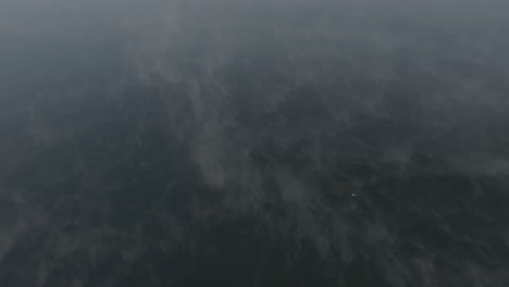 el establecimiento de la niebla matutina aérea cubre el lago moosehead