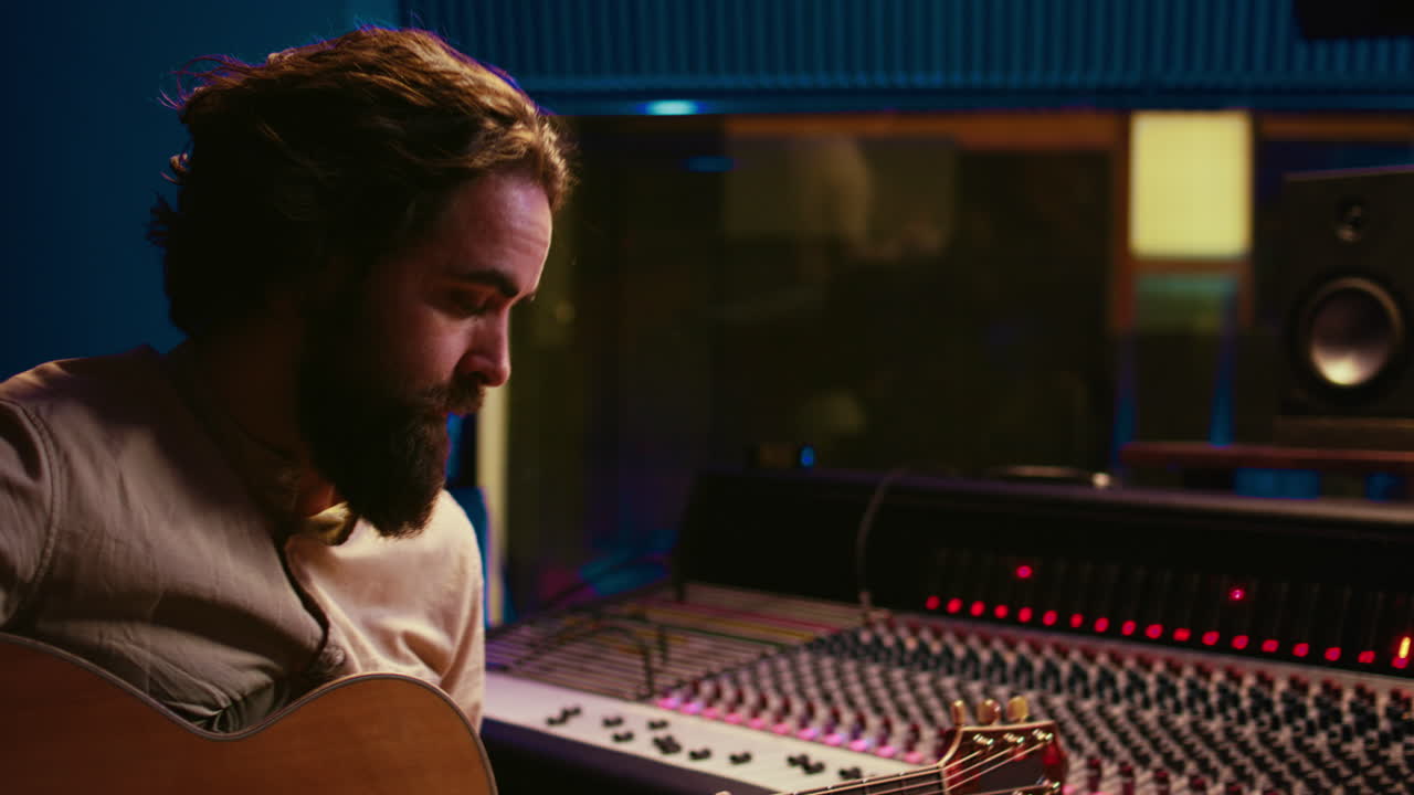 숙련된 작곡가, 기타리스트, 프로 스튜디오에서 악기를 연주하는