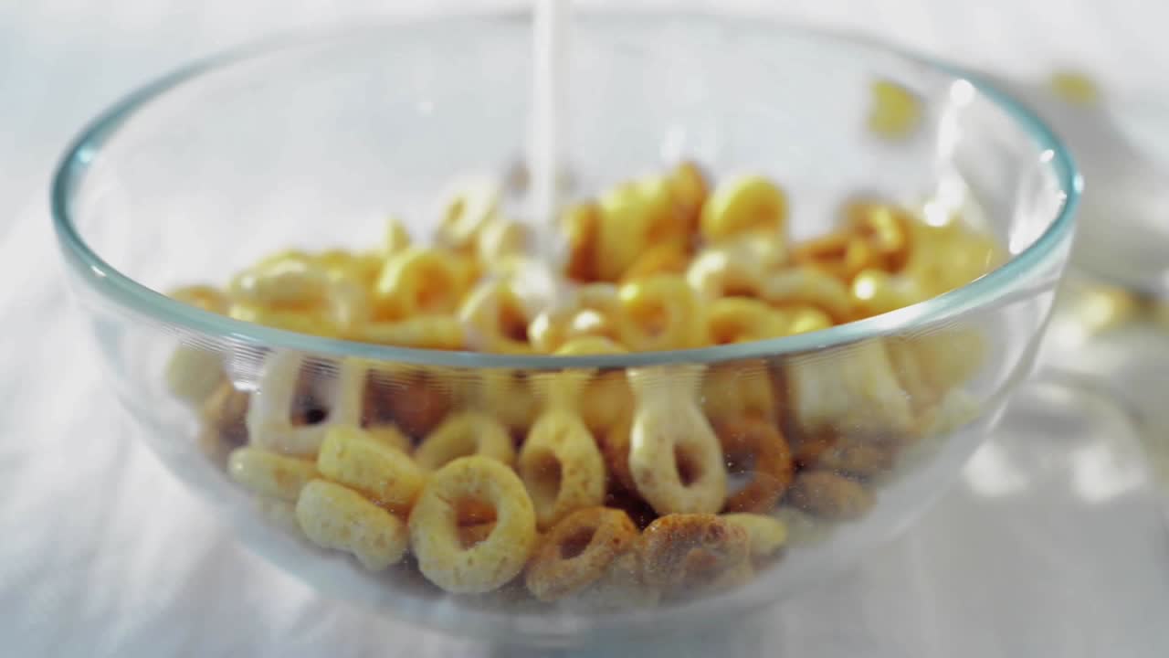 ミルクはボウルのシリアルに注がれます