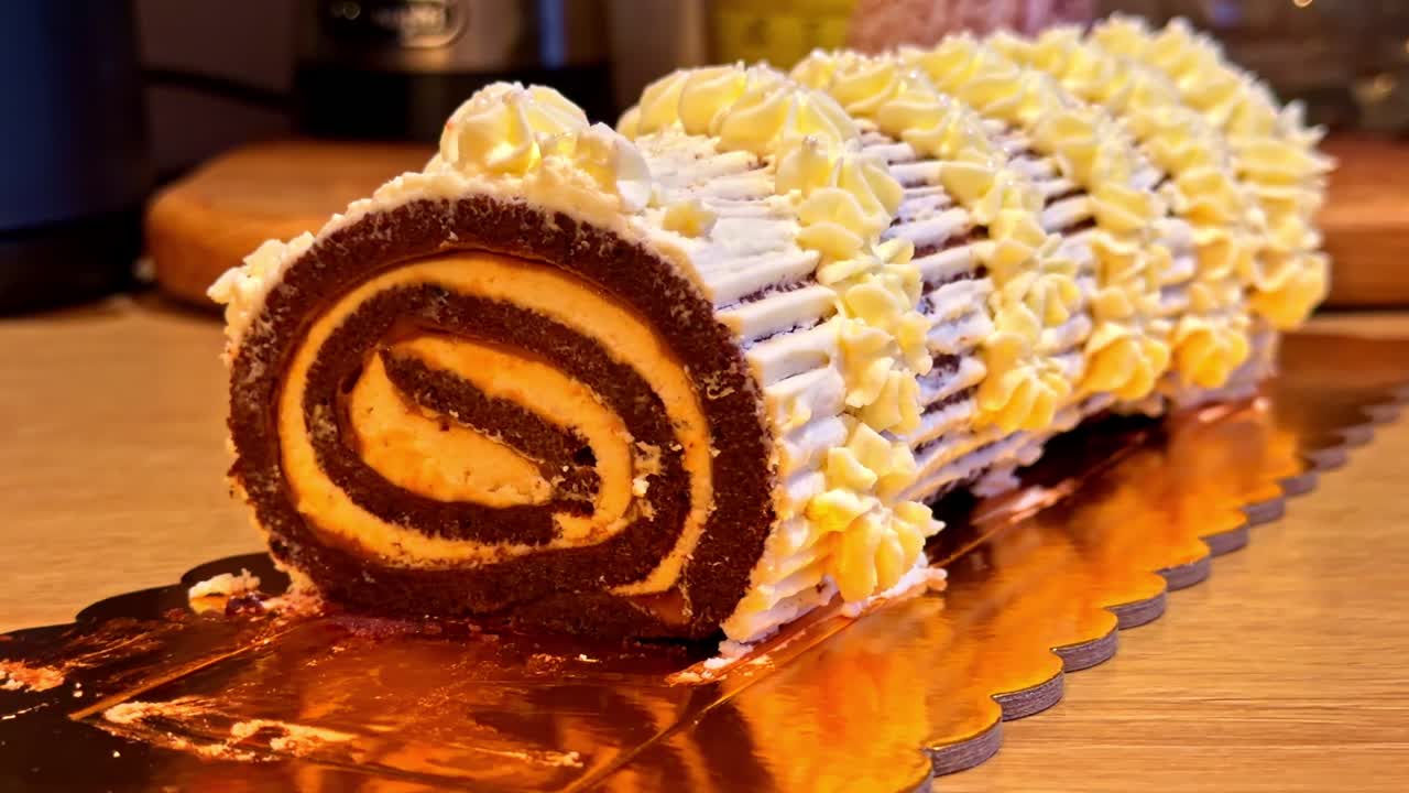 Kremalı Beyaz ve Sarı Buzlu Nefis Rulo Çikolatalı Pasta