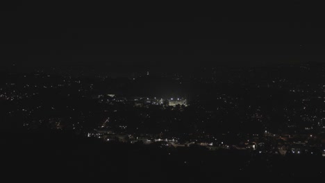 밤 에 도시 풍경 을 둘러싸고 있는 불꽃놀이