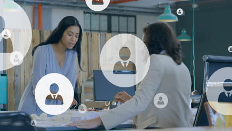 animación de múltiples iconos digitales sobre diversas personas de negocios en la oficina