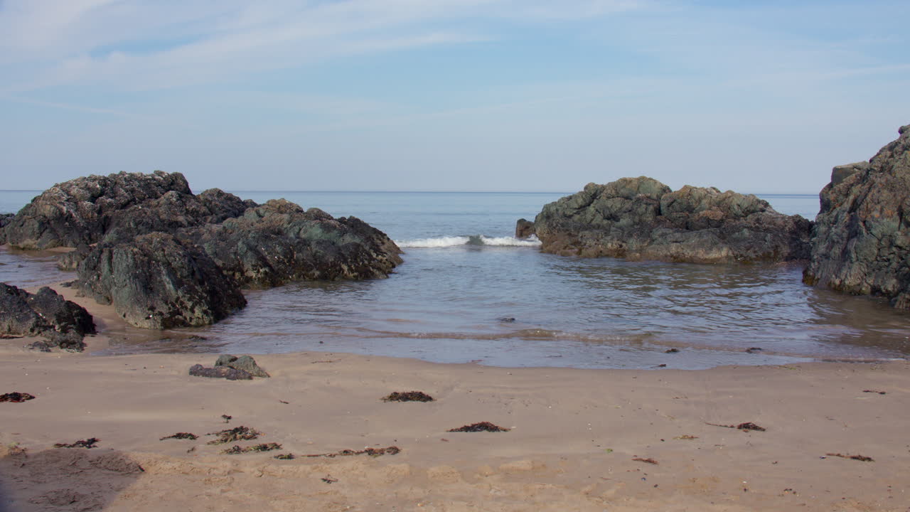 Plano general de la marea subiendo en una pequeña ensenada en la playa de Llanddwyn y en la Reserva Natural Nacional de Newborough