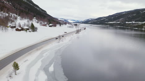 Coches-Circulando-Por-La-Carretera-En-La-Ladera-De-Las-Montañas-En-Noruega---Toma-Aérea