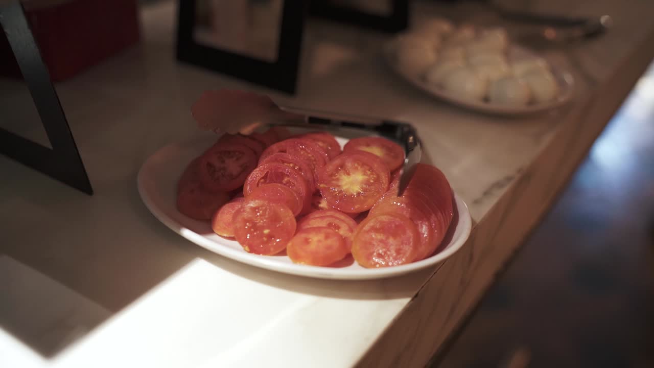 호텔 아침 식사 에서 큰 접시 에 배열 된 도마토 의 일반적 인 상세 한