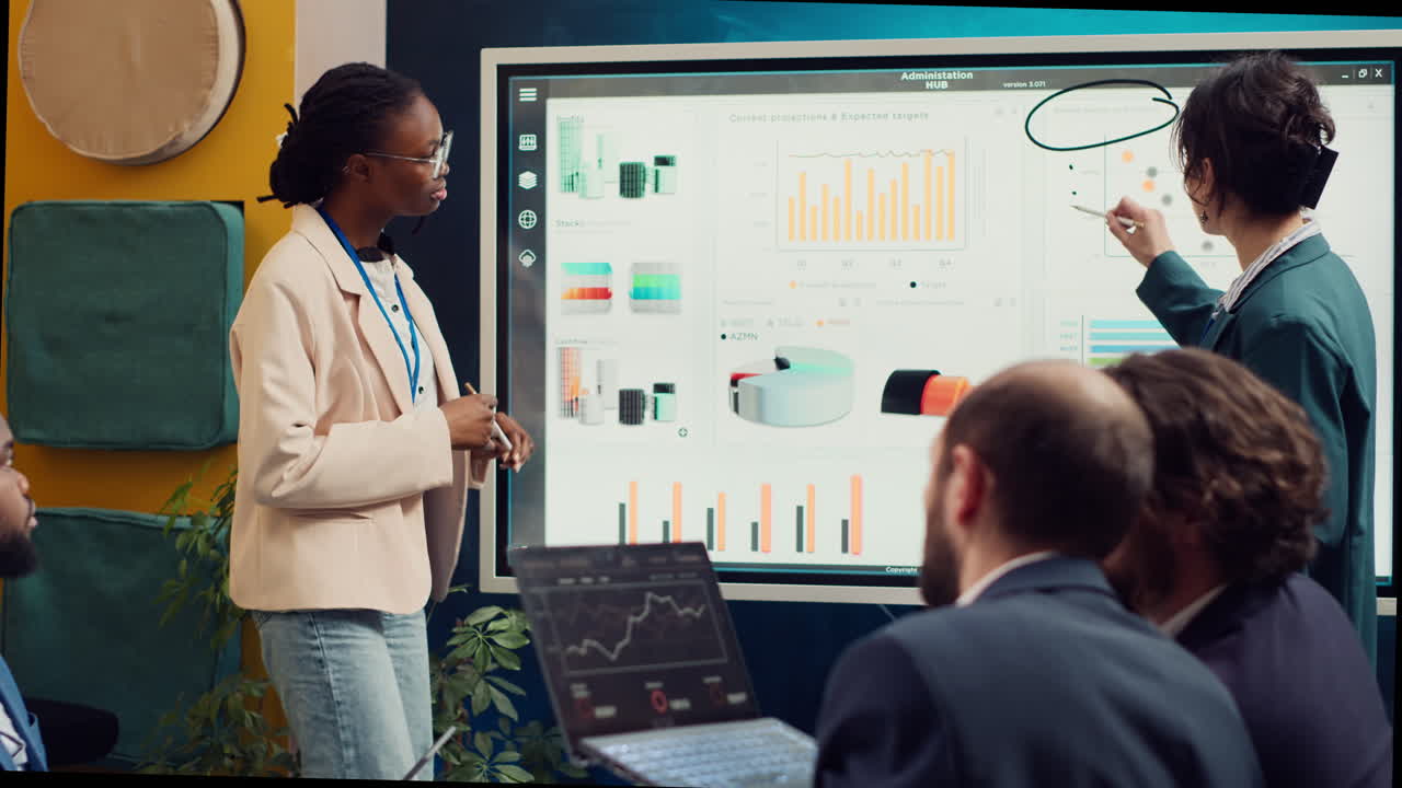 reunión del equipo de marketing y relaciones públicas para analizar infografías en la sala de conferencias
