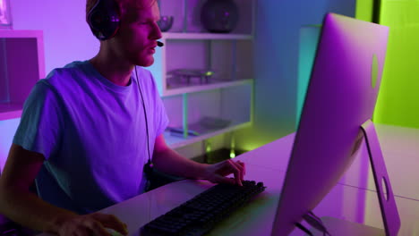 Neon-Gamer-Verliert-Zu-Hause-Eine-Runde-Im-Cyberspace,-Nahaufnahme.-Trauriger-Mann-Spielt-Computerspiel