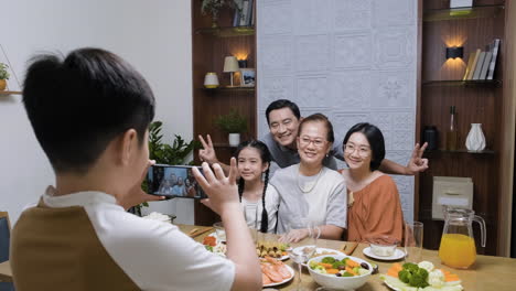 점심을 먹고 있는 아시아 가족.
